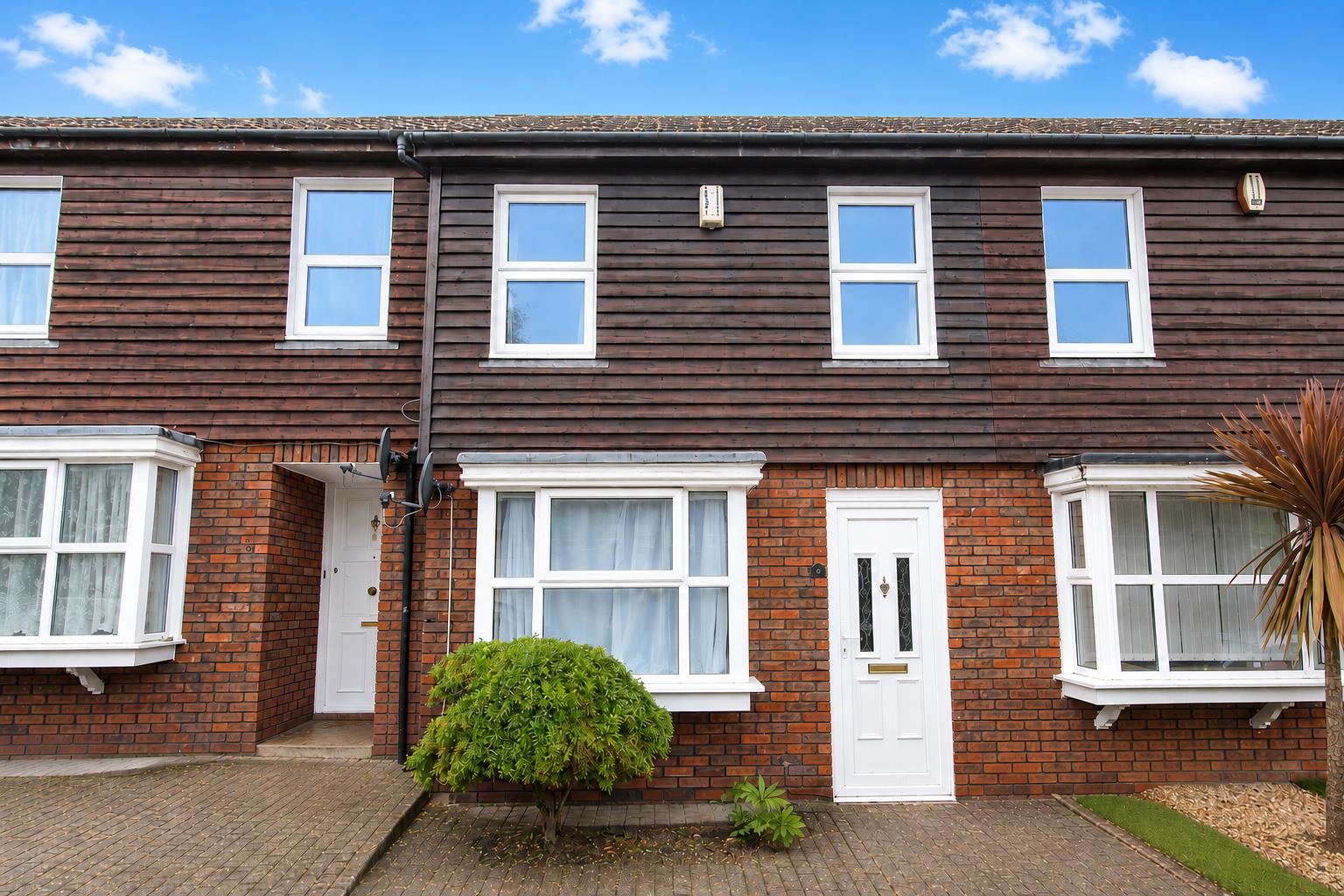 2 bed property in Village Row, Sutton